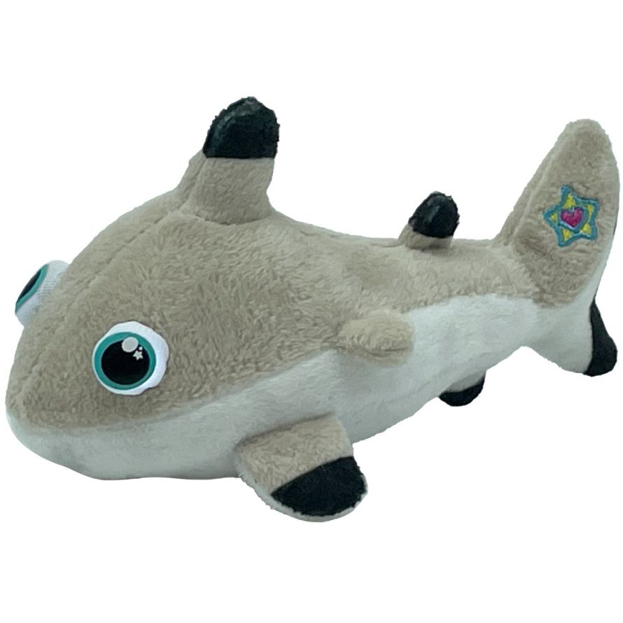 Мягкая игрушка Beverly Hills Night Buddies малыш Акула 13 см (1006-BB-5024) Дополнительно два режима выключения: автоматический (через 3 минуты глазки самостоятельно выключаются) с помощью повторного нажатия; имеет несменные батарейки 3 х LR44 (в комплекте)