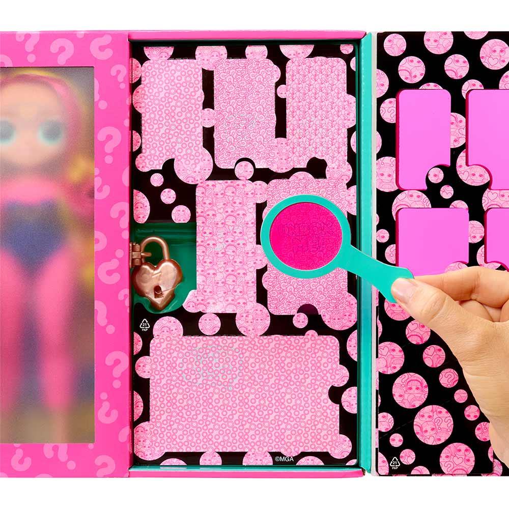 Ігровий набір із лялькою L.O.L. SURPRISE! O.M.G. Eye Spy Супергероїня (542667) Комплектація  лялька, комплект одягу, пара взуття, пара сережок, аксесуар, іграшковий набір відмичок, гребінець, 3 паперові речі, інструкція