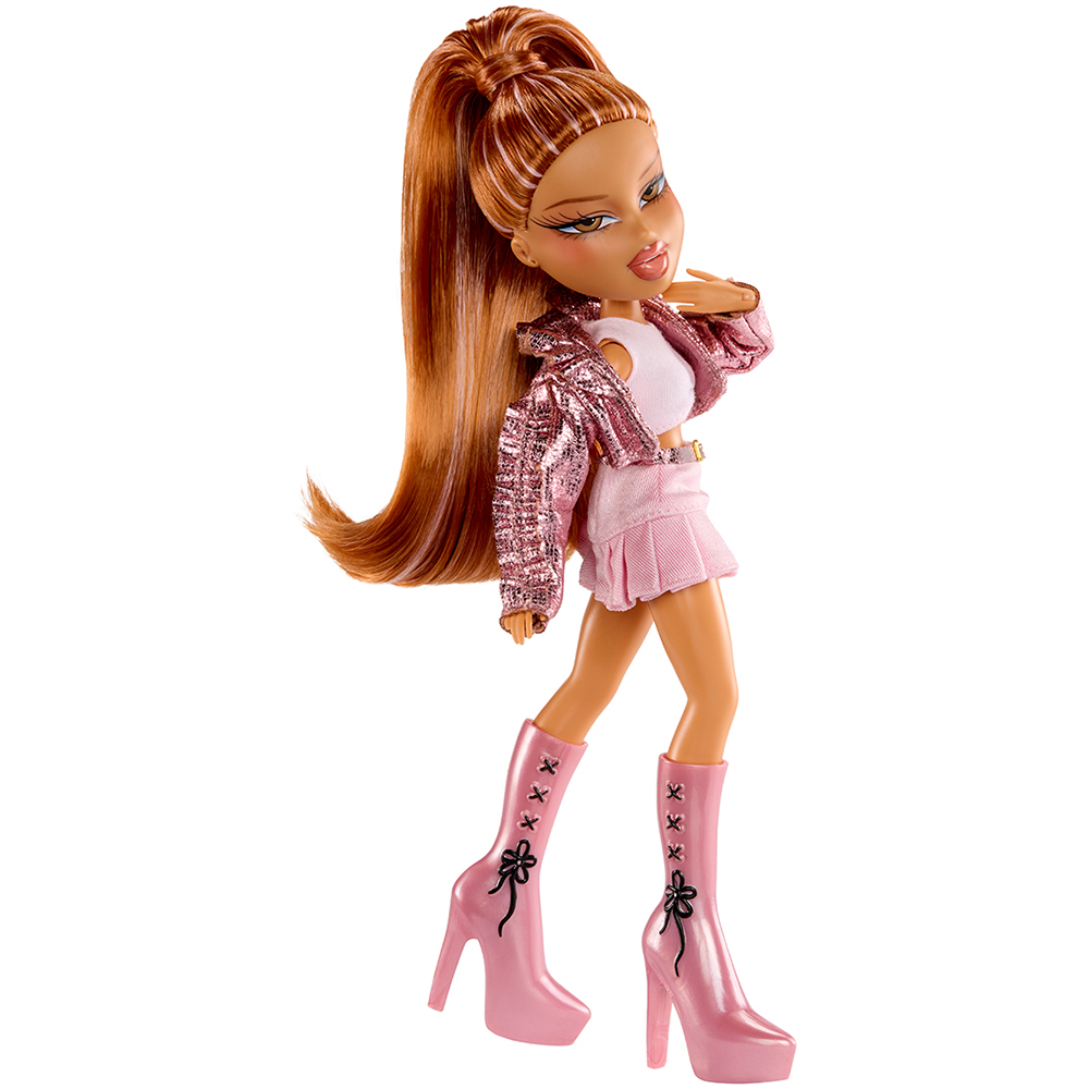 Кукла BRATZ Pop Starz Ясмин (595977) Комплектация  Кукла, комплект одежды, пара обуви, носки, 2 аксессуара