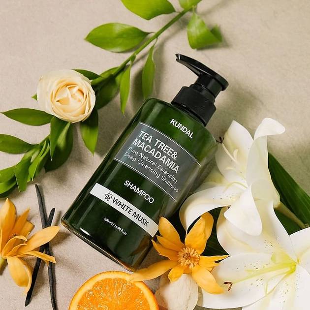 Шампунь KUNDAL Tea Tree&Macadamia Deep Cleansing Shampoo White Musk 500 мл (8809693252800) Состав Экстракты: чайного дерева, меда, лаванды, мелиссы, розмарина, центеллы азиатской, шалфея, масла: аргановое, макадамии, ши, авокадо, кокосовое, жожоба, ментол, аргинин.