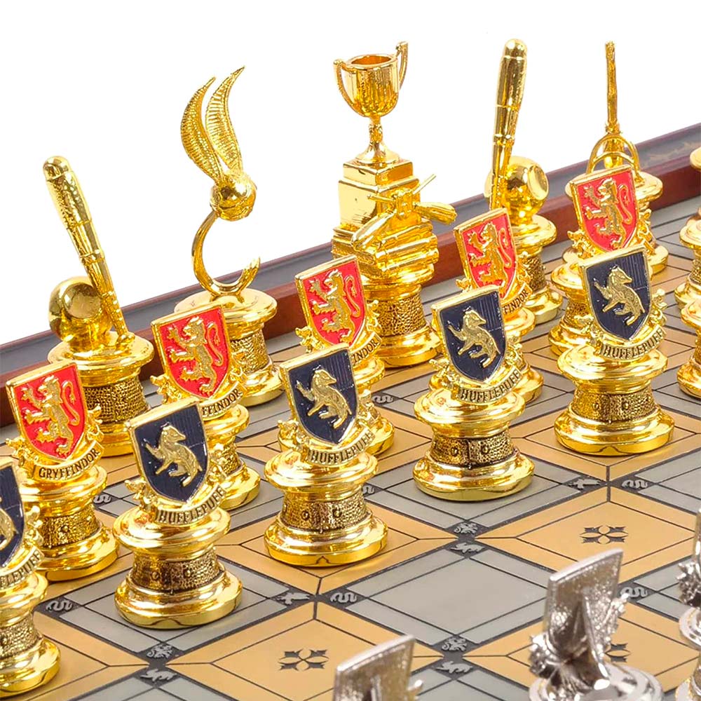 Шахматы NOBLE COLLECTION HARRY POTTER Quidditch Chess (NN7109) Особенности Площадь доски 34см, высота 7.5 см;