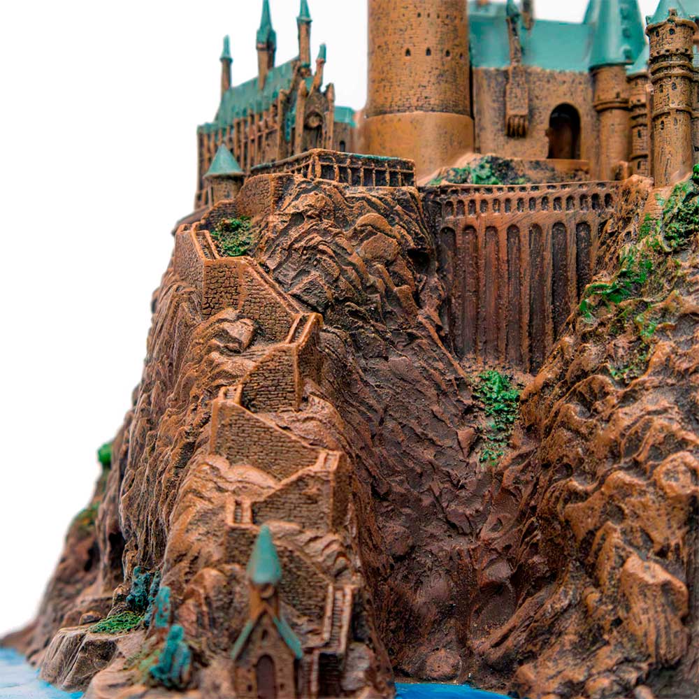 Статуэтка NOBLE COLLECTION HARRY POTTER Hogwarts School Sculpture (NN7074) Особенности Деревянная основа: 30 x 27см; Замок в высоту 32 см;