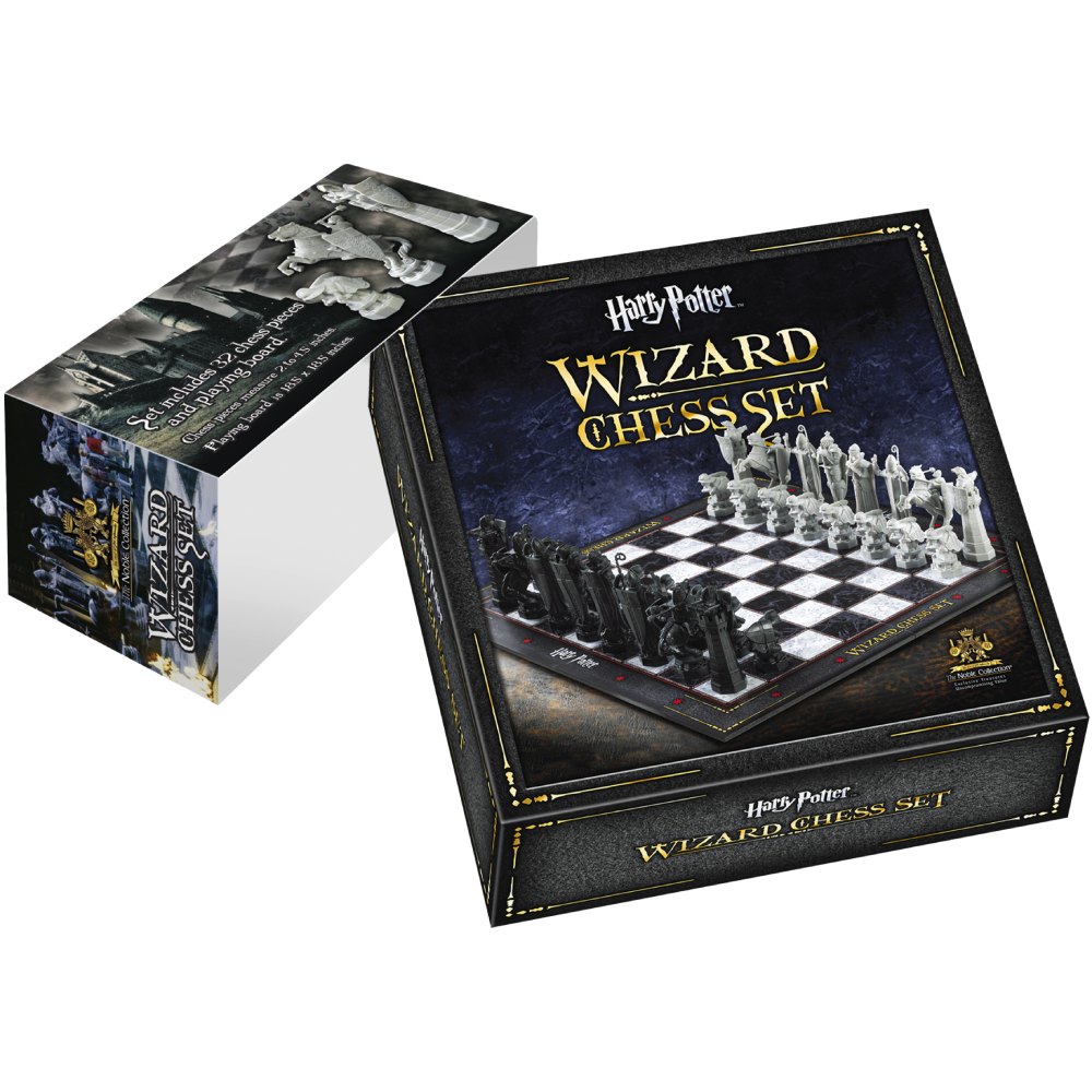 Шахи NOBLE COLLECTION HARRY POTTER Wizard Chess (NN7580) Особливості 32 високодеталізованих литих пластикових шахових фігур від 5 до 11,5 см заввишки та ігрової дошки розміром приблизно 47 кв.
