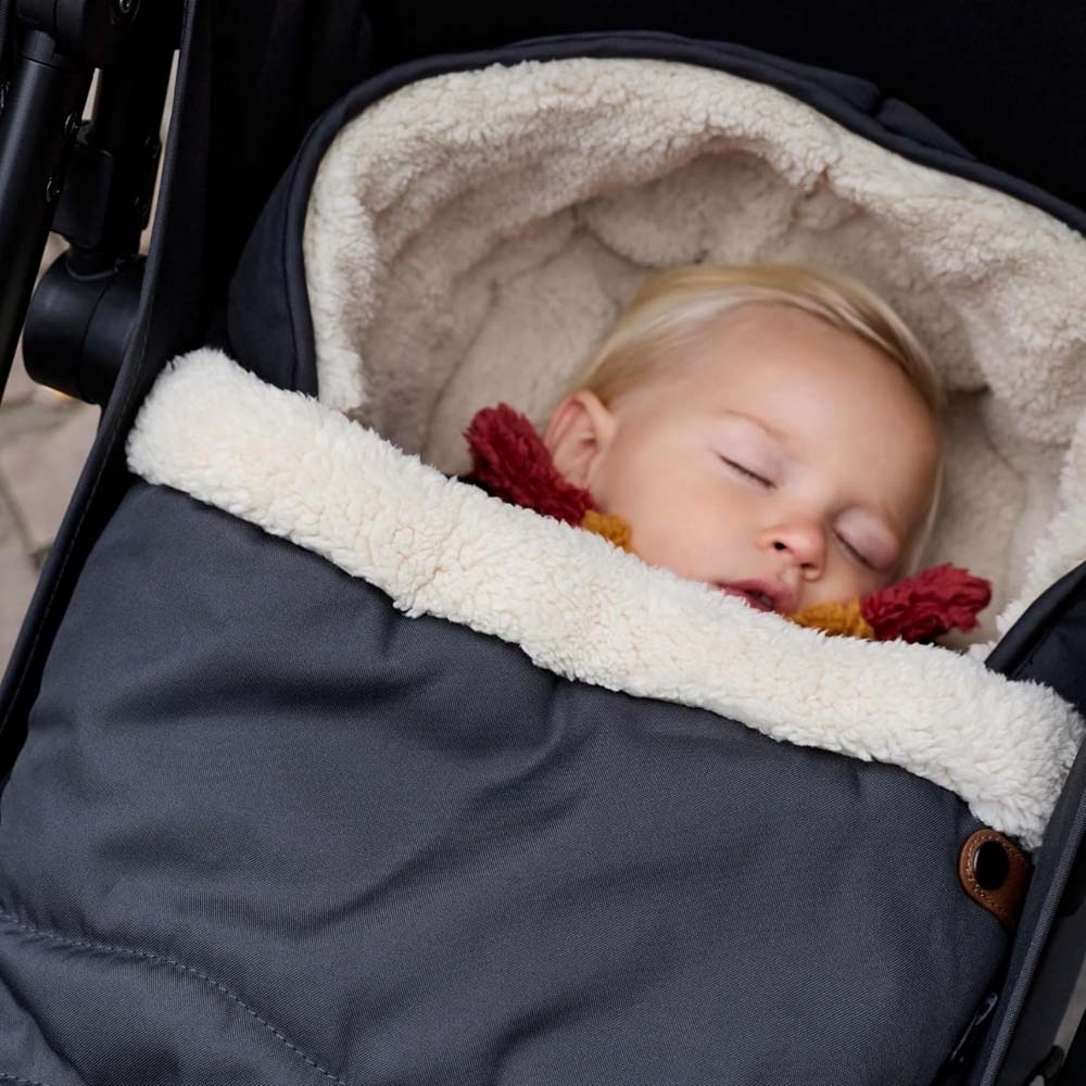 Спальный мешок к коляске BEBE CONFORT Mineral Graphite (1805153210) Дополнительно можно стирать в стиральной машине до 30 °C; мягкий искусственный мех; подкладка из шерпа; детали из веганской кожи