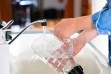 Мыть руками — опасно, в посудомойке — вредно: как очистить блендер за 30 секунд и не затупить ножи