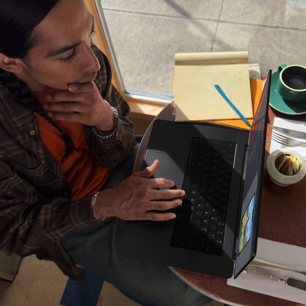 Зовнішній вигляд Ноутбук APPLE MacBook Pro M3 16" 512GB Space Black (MRW13UA/A)