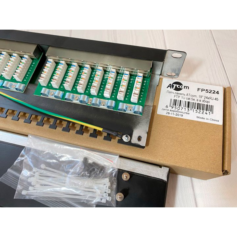 Патч-панель Atcom 24хRJ-45 19" 1U 24 порта CAT5е FTP в сборе (FP5224) Дополнительно Cat 5e, FTP, с организатором кабеля, форм-фактор 19", высота 1U