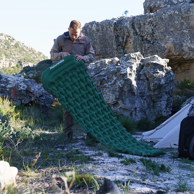 Матрас надувной Naturehike CNK2300DZ0001 с подголовником Темно-зеленый (6976023929540) Материал нейлон, TPU