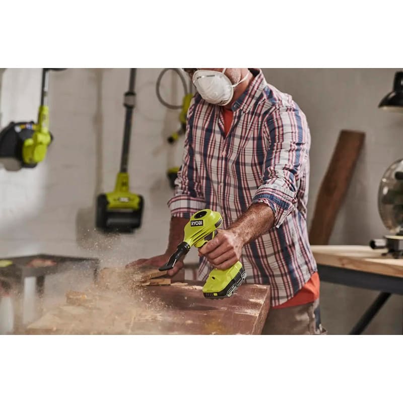 Воздуходув-насос RYOBI ONE+ RVI18-0 без АКБ и ЗУ (5133006314) Дополнительно Без аккумулятора и зарядного устройства; Функция откачки воздуха; Производительность: 510 л/мин; Максимальное давление: 0,034 бар/0,5 PSI; Хранение насадок прямо на корпусе; Сумка для хранения