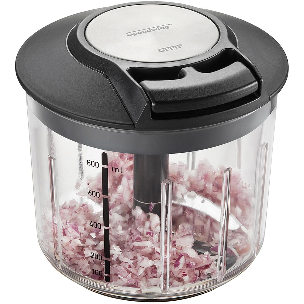 Подрібнювач універсальний Gefu Speedwing (13600) Комплектація контейнер, кришка з механізмом, герметична кришка для зберігання, сито-центрифуга, насадка-подрібнювач з чохлами на леза, знімні лопаті для перемішування вмісту 2 шт, насадка-змішувач, скребок