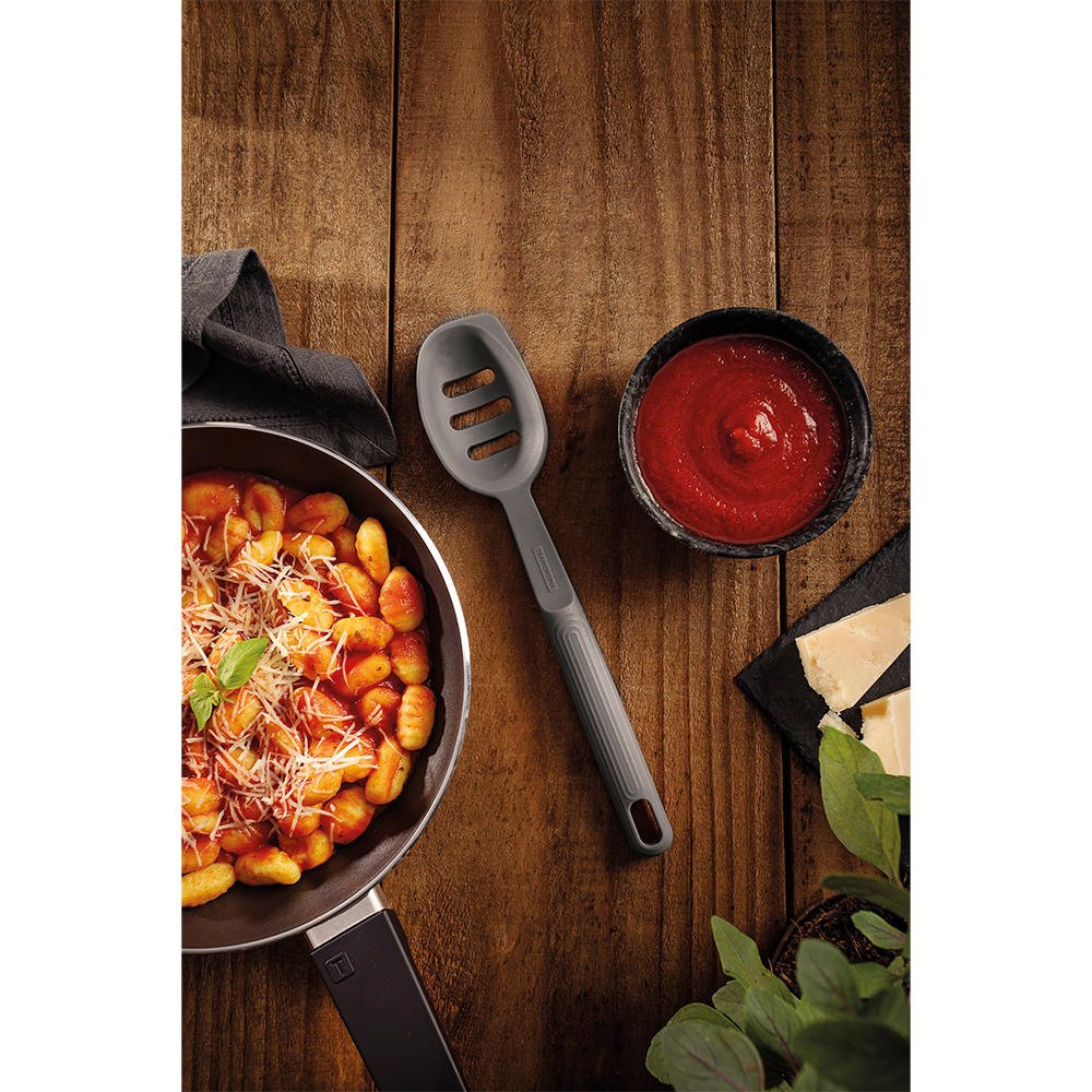 Ложка кухонная TRAMONTINA Softta Gray (25853/160) Дополнительно термостойкий силикон (до 210 °C); не повреждает антипригарное покрытие; отверстие в ручке для подвешивания; можно мыть в посудомоечной машине