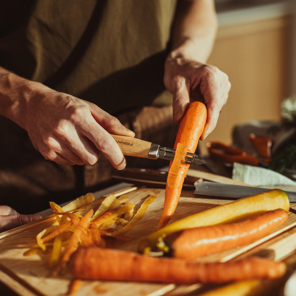 Овощечистка FISKARS Folken (1075683) Овощечистка FISKARS Folken (1075683) Дополнительно фиксированное лезвие, острый кончик для дефектов, ручная мойка