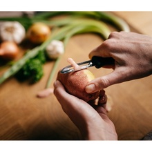 Овочечистка FISKARS Essential 6 см (1065585)