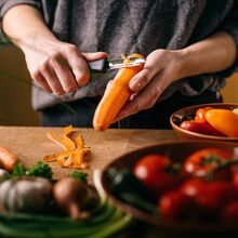 Овочечистка FISKARS Essential 6 см (1065585)