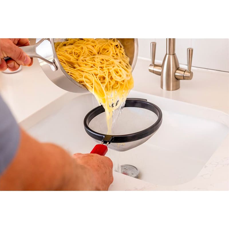 Сіто KITCHENAID Classic 18 см Red (KHA161OHEREG) Додатково Спеціальна кромка для утримання миски; Ергономічна ручка із рельєфним логотипом; Можна мити в посудомийній машині