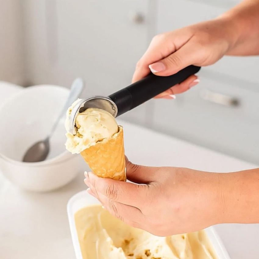 Фото 2 Ложка для мороженого KITCHENAID Classic 21 см Black (KHH117OHOBEG)