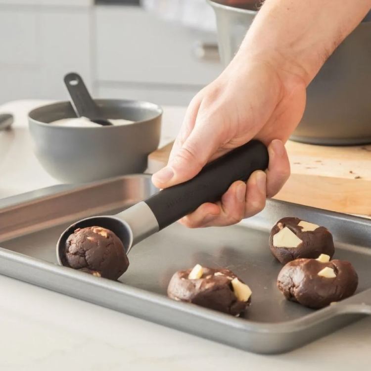 Фото 3 Ложка для мороженого KITCHENAID Classic 21 см Black (KHH117OHOBEG)