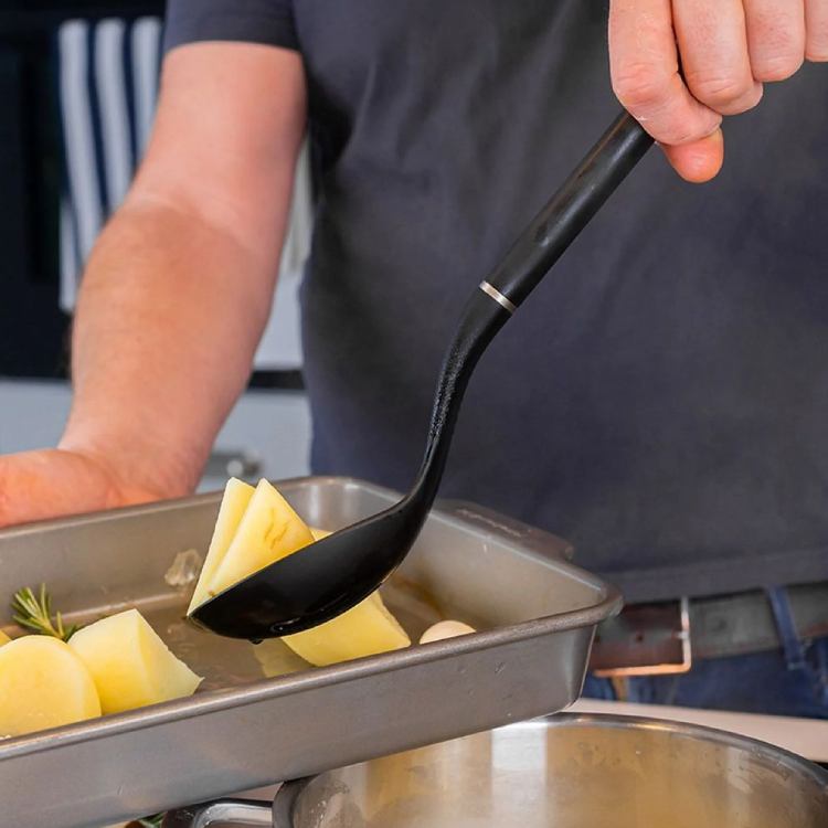 Ложка KITCHENAID Classic 34 см Black (KHH004OHOBEG) Додатково ручка оснащена отвором для підвішування