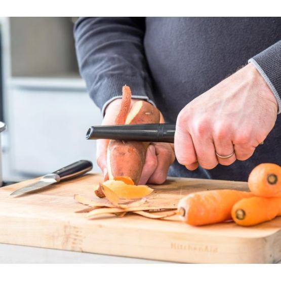 Овощечистка KITCHENAID Classic 20 см Black (KHH112OHOBEG) Дополнительно подходит для овощей и фруктов с жесткой кожурой; эргономичная пластиковая ручка
