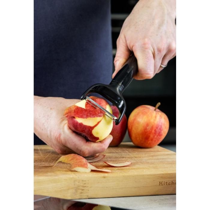 Овощечистка KITCHENAID Classic 17,5 см Black (KHH145OHOBEG) Дополнительно идеально подходит для продуктов с жесткой кожурой, таких как картофель, морковь, яблоки, груши или киви