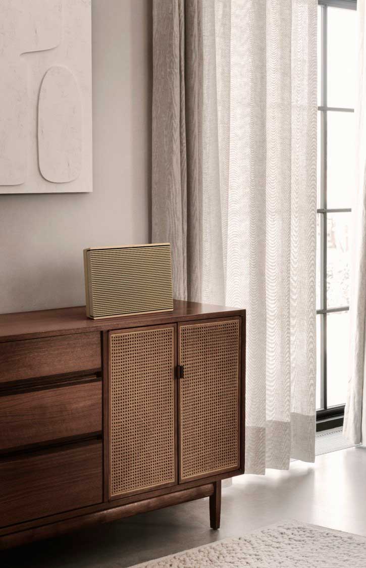 Портативная акустика BANG & OLUFSEN Beosound Level Gold Tone Alu/Light Oak  (1200498) - в интернет-магазине Фокстрот: цены, отзывы, характеристики |  купить в Киеве, Харькове, Днепропетровске, Одессе - Украина