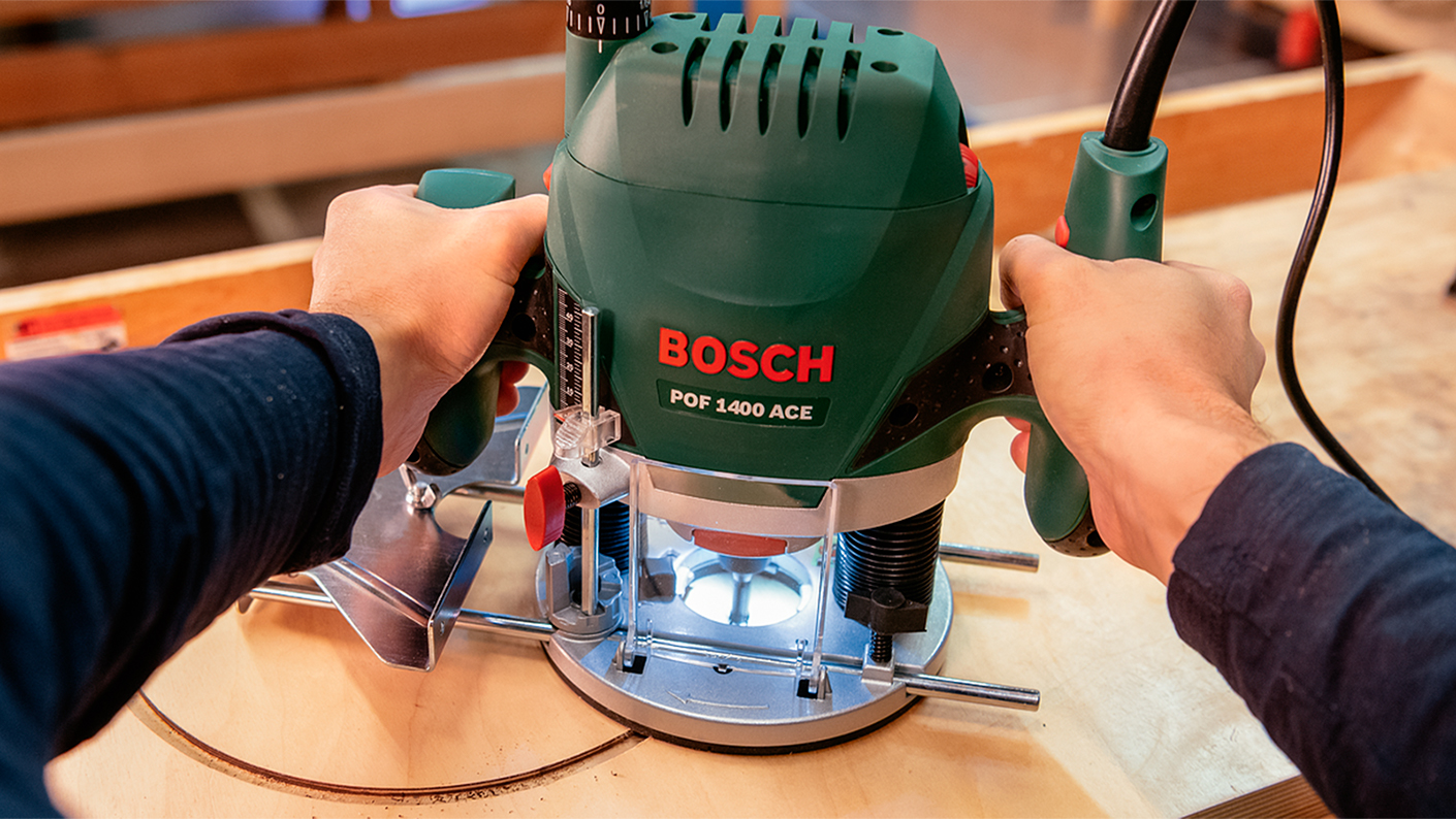 Вертикальная фрезерная машина BOSCH POF 1400 ACE - в интернет-магазине  Фокстрот: цены, отзывы, характеристики | купить в Киеве, Харькове,  Днепропетровске, Одессе - Украина